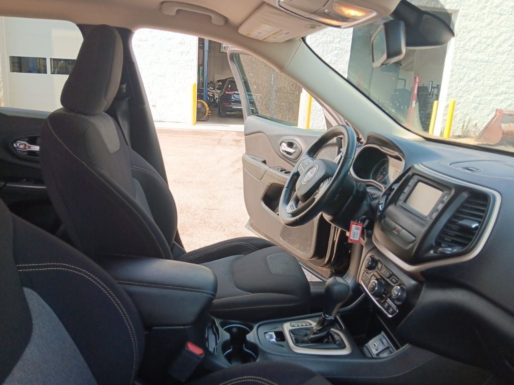 2016 Jeep Cherokee Sport