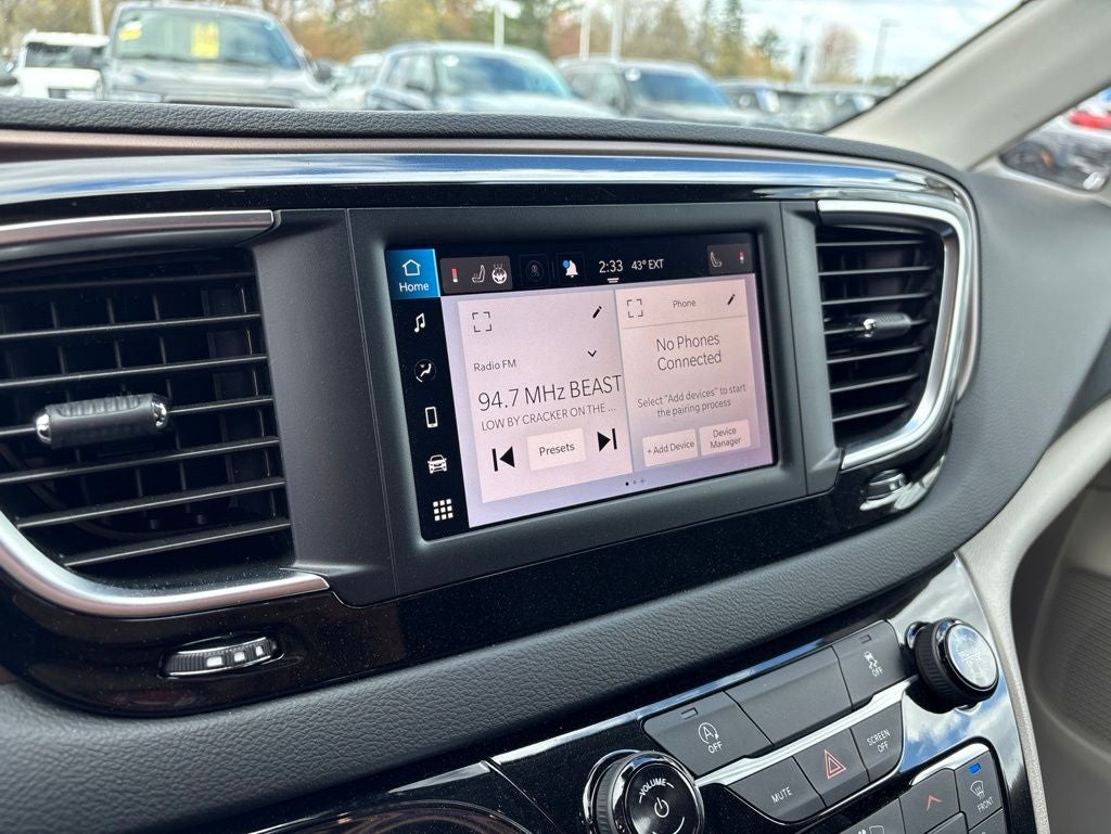 2023 Chrysler Voyager LX