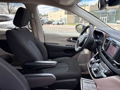 2023 Chrysler Voyager LX